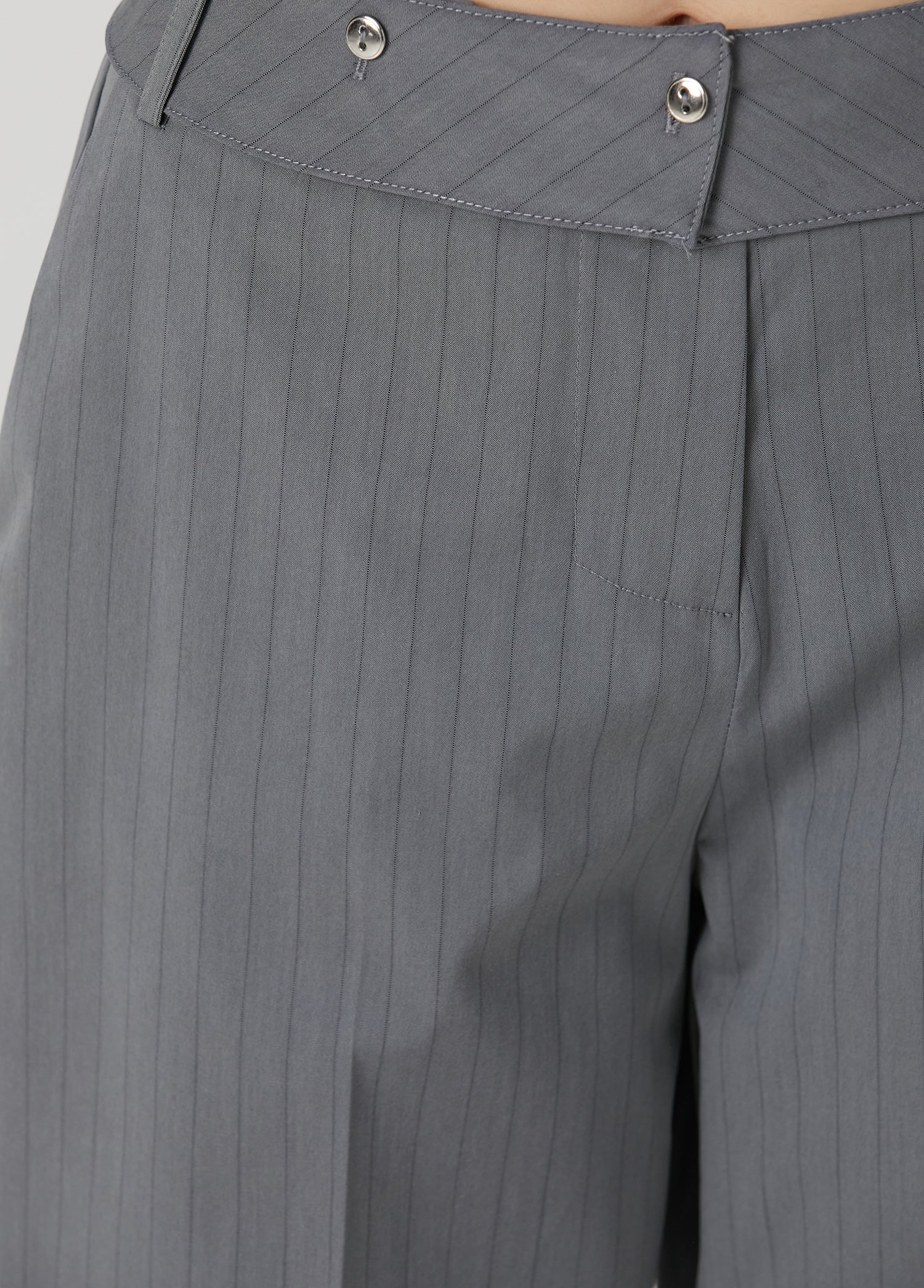 WOVEN PANT WITH METAL BUTTON